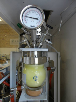Pressurized batch reactor used to encapsulate phase change materials (PCM) in crosslinked polymer particles through an aqueous suspension process
